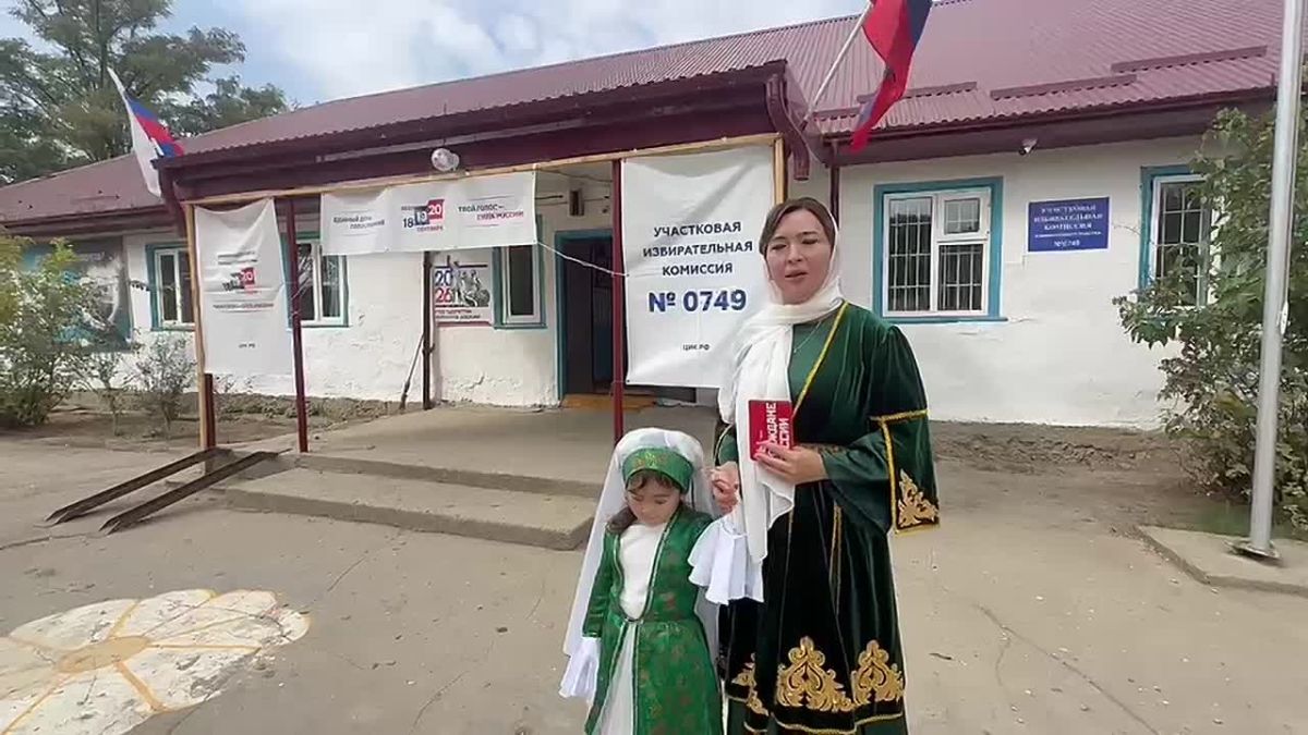 Сегодня на участковый избирательный участок 0749 расположенного на базе Новокаякентской СОШ № 1 Зайнаб Уразалиева пришла с дочкой в национальных ногайских костюмах