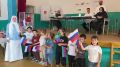 Воспитанники детского сада «Радуга» села Чирката пришли на избирательный участок вместе с воспитателями и спели