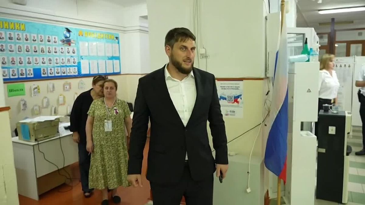 Арсен Шерифов посетил очередные избирательные участки Каспийска