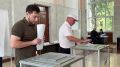 Депутаты и сотрудники аппарата Собрания депутатов города Махачкалы во главе с председателем Собрания Хиби Алиевым с самого утра принимают активное участие в голосовании