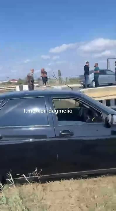 В Кумторкалинском районе легковой автомобиль пробил бетонное ограждение и упал в канал имени Октябрьской революции