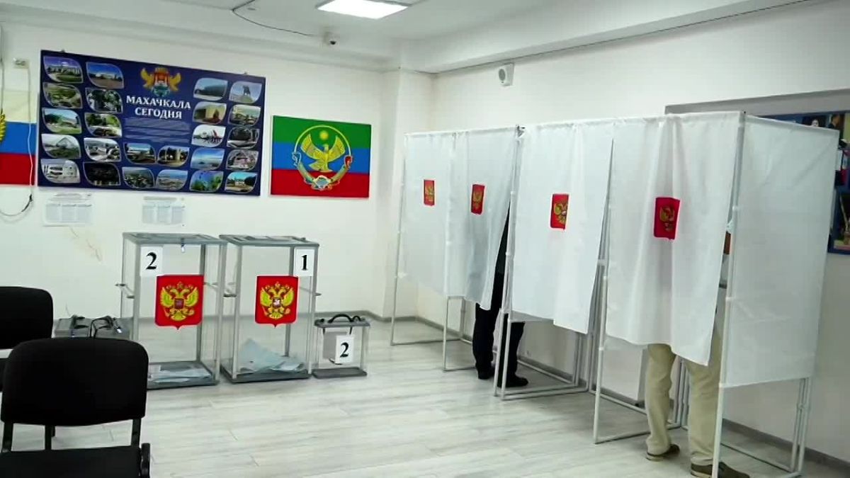 Сегодня, 19 сентября, начальник Управления по внутренней политике Администрации города Махачкалы Курбан Кадыров проголосовал на избирательном участке 0933, расположенном на территории лицея №3