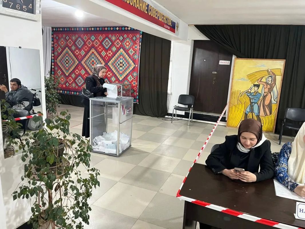Наш голос решает всё!. Сегодня, в день голосования, работники Комплексного центра социального обслуживания населения Казбековского района вместе с директором Магомаевым А.Н активно проголосовали на двух избирательных... Наш голос решает всё!. Сегодня, в день голосования, работники Комплексного центра социального обслуживания населения Казбековского района вместе с директором Магомаевым А.Н активно проголосовали на двух избирательных...