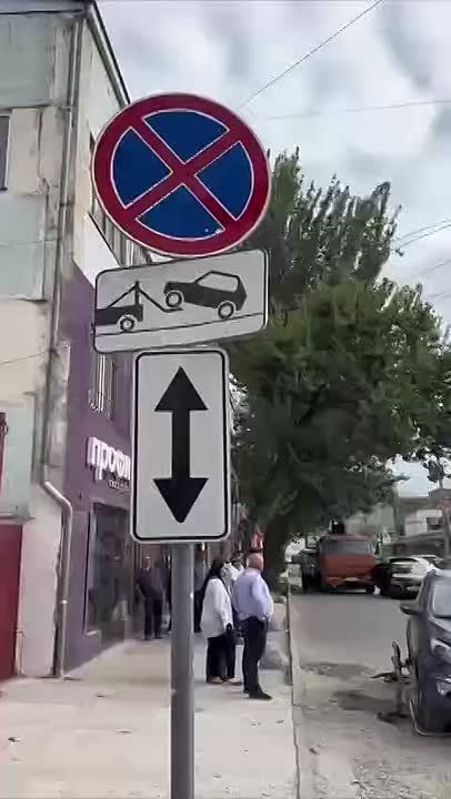 В Махачкале эвакуаторщик уронил автомобиль при попытке его увезти