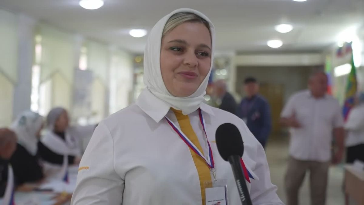 Председатель участковой избирательной комиссии №1505 Карина Хатиева рассказала о начале второго дня голосования, отметив, что работа участка началась в штатном режиме