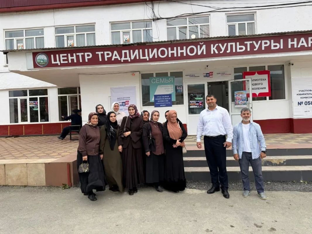 Наш голос решает всё!. Сегодня, в день голосования, работники Комплексного центра социального обслуживания населения Казбековского района вместе с директором Магомаевым А.Н активно проголосовали на двух избирательных... Наш голос решает всё!. Сегодня, в день голосования, работники Комплексного центра социального обслуживания населения Казбековского района вместе с директором Магомаевым А.Н активно проголосовали на двух избирательных...