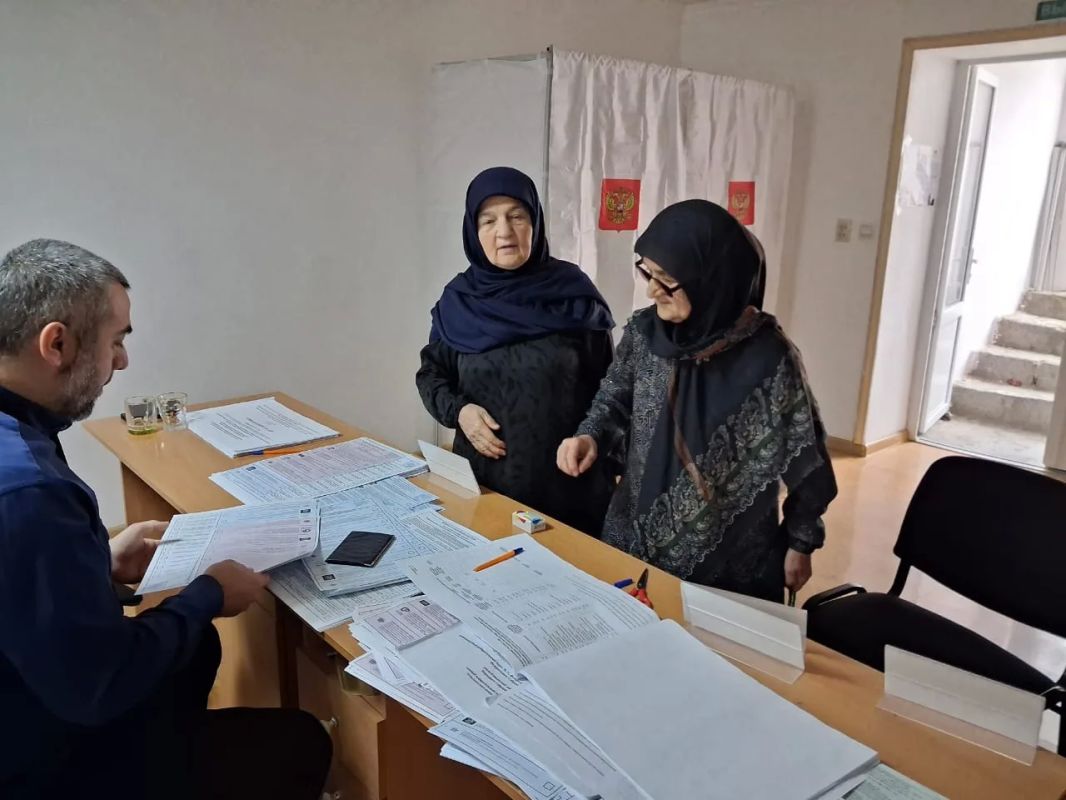 Коллектив социальных работников КЦСОН Унцукульского района продемонстрировал высокую гражданскую активность в ходе выборов сегодня , на второй день голосования Коллектив социальных работников КЦСОН Унцукульского района продемонстрировал высокую гражданскую активность в ходе выборов сегодня , на второй день голосования