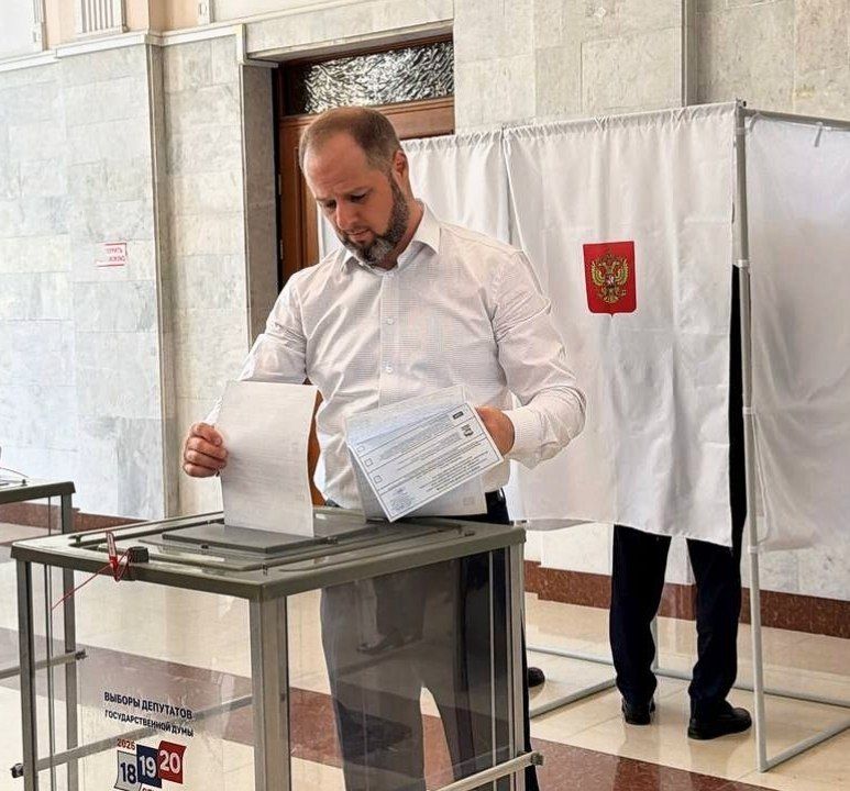 Депутаты Собрания города Махачкалы принимают участие в голосовании на своих избирательных участках, реализуя своё конституционное право и демонстрируя активную гражданскую позицию