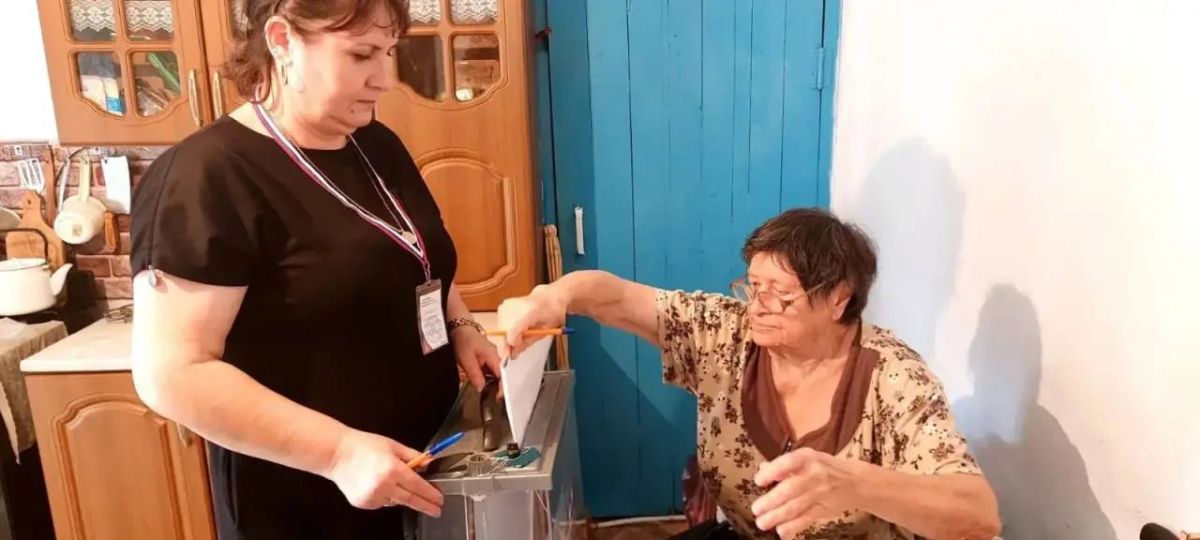 В Тарумовском районе соцработники Минтруда Дагестана помогли маломобильным гражданам принять участие в выборах В Тарумовском районе соцработники Минтруда Дагестана помогли маломобильным гражданам принять участие в выборах