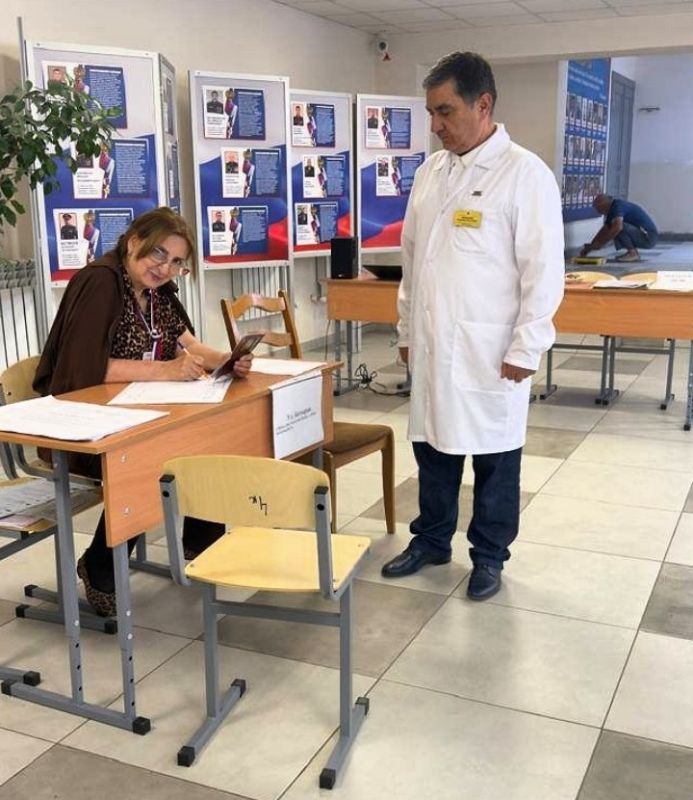 Депутаты Собрания города Махачкалы принимают участие в голосовании на своих избирательных участках, реализуя своё конституционное право и демонстрируя активную гражданскую позицию Депутаты Собрания города Махачкалы принимают участие в голосовании на своих избирательных участках, реализуя своё конституционное право и демонстрируя активную гражданскую позицию