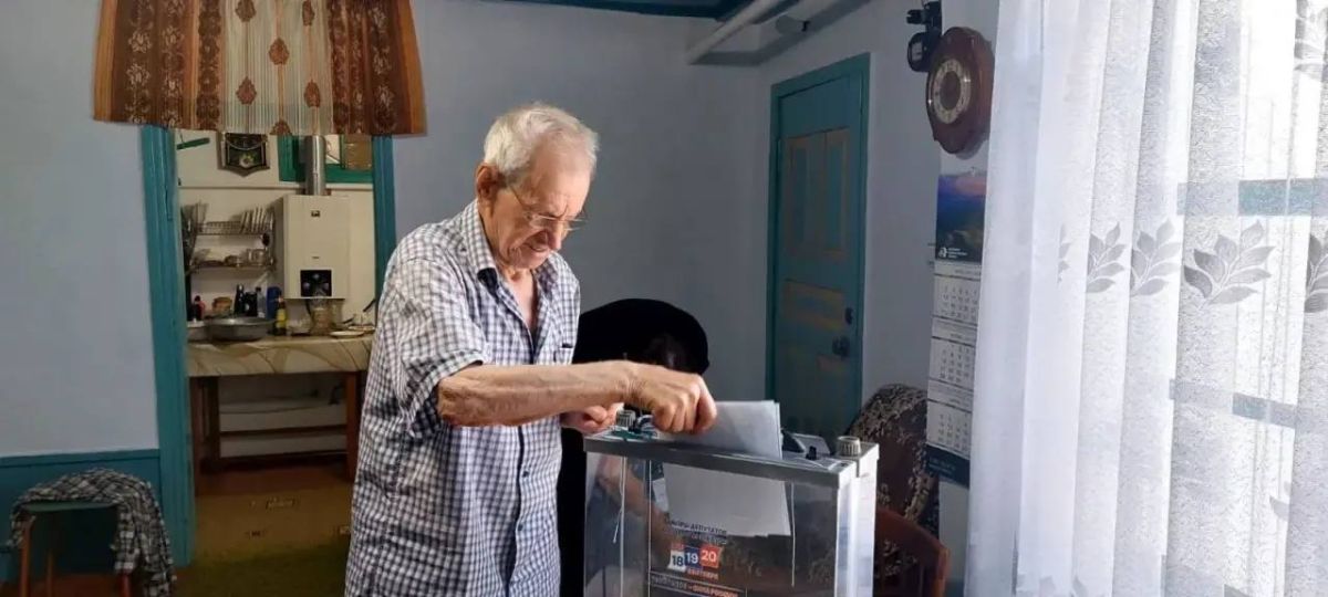 В Тарумовском районе соцработники Минтруда Дагестана помогли маломобильным гражданам принять участие в выборах