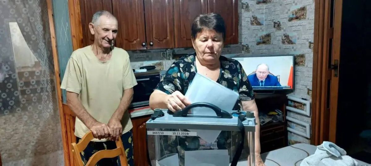 В Тарумовском районе соцработники Минтруда Дагестана помогли маломобильным гражданам принять участие в выборах В Тарумовском районе соцработники Минтруда Дагестана помогли маломобильным гражданам принять участие в выборах