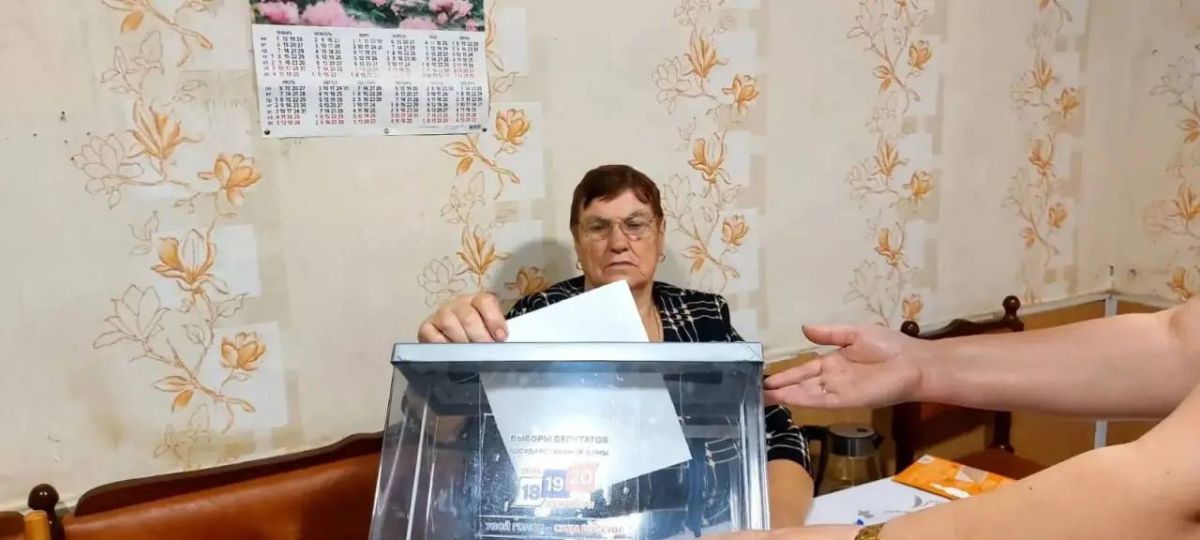 В Тарумовском районе соцработники Минтруда Дагестана помогли маломобильным гражданам принять участие в выборах В Тарумовском районе соцработники Минтруда Дагестана помогли маломобильным гражданам принять участие в выборах