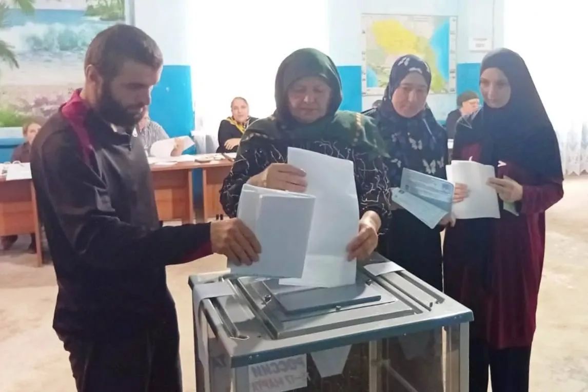 Поистине семейный характер приобрели выборы в Кизлярском районе - на избирательные участки, отдать свой голос за будущее своей страны жители приходят вместе с родными Поистине семейный характер приобрели выборы в Кизлярском районе - на избирательные участки, отдать свой голос за будущее своей страны жители приходят вместе с родными