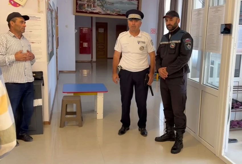 Сотрудники МЧС Дагестана продолжают обеспечивать безопасность на избирательных участках Сотрудники МЧС Дагестана продолжают обеспечивать безопасность на избирательных участках