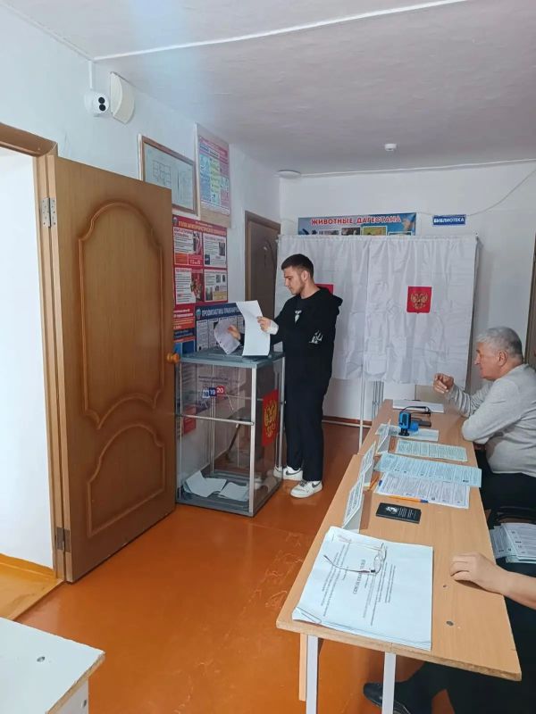 На избирательном участке №0192 в селении Агачкала Буйнакского района впервые реализовал своё избирательное право выпускник Агачкалинской средней общеобразовательной школы Назар Пахрутдинов На избирательном участке №0192 в селении Агачкала Буйнакского района впервые реализовал своё избирательное право выпускник Агачкалинской средней общеобразовательной школы Назар Пахрутдинов