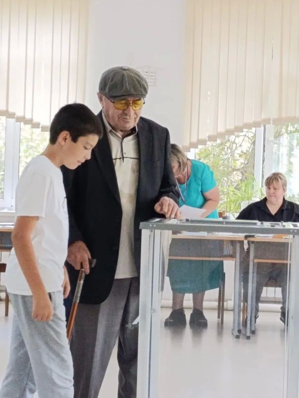 Эмреф Нажмудинович Гасангусейнов уже несколько лет практически ничего не видит, но он очень хотел посетить избирательный участок лично, отказавшись от голосования на дому