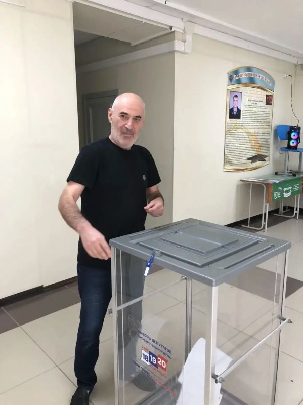Завершаем третий день выборов депутатов Госдумы РФ и Народного Собрания РД очередной фотоподборкой с участия в голосовании наших коллег Завершаем третий день выборов депутатов Госдумы РФ и Народного Собрания РД очередной фотоподборкой с участия в голосовании наших коллег