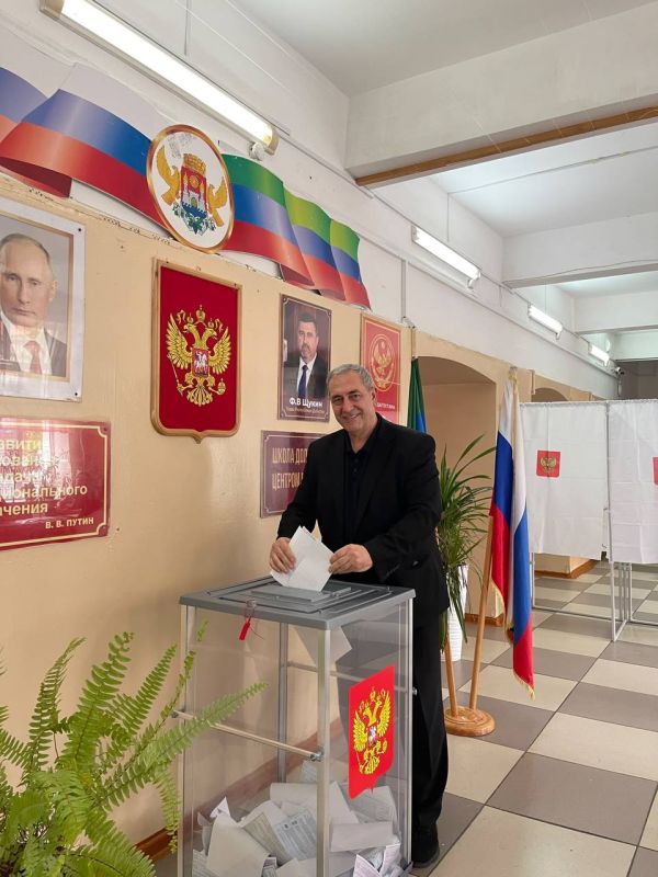 Заместитель председателя Общественного совета при Минимуществе Дагестана, ректор Дагестанского государственного университета народного хозяйства Ахмед Бучаев принял участие в голосовании на выборах депутатов