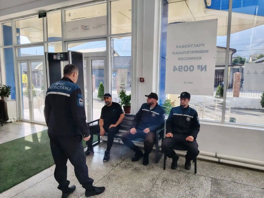 Сотрудники МЧС Дагестана продолжают обеспечивать безопасность на избирательных участках Сотрудники МЧС Дагестана продолжают обеспечивать безопасность на избирательных участках