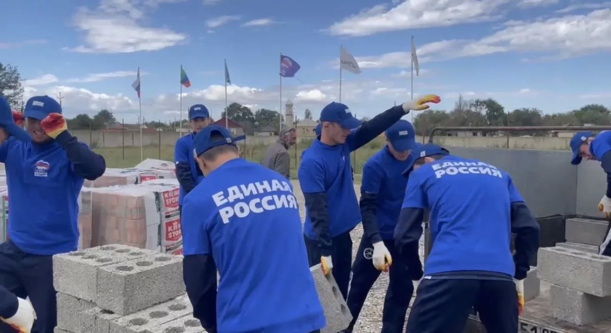 Игорь Кастюкевич: Республика Дагестан. За время работы волонтерского лагеря Единой России «Дагестанский рубеж» различную помощь получили более 600 семей Хасавюртовского района, в том числе 280 семьей - юридические...
