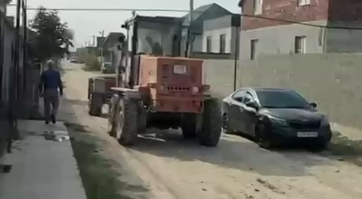 Сотрудники МБУ «Благоустройство» на постоянной основе выполняют профилирование и подсыпку дорожного полотна песчано-гравийной смесью на различных участках города