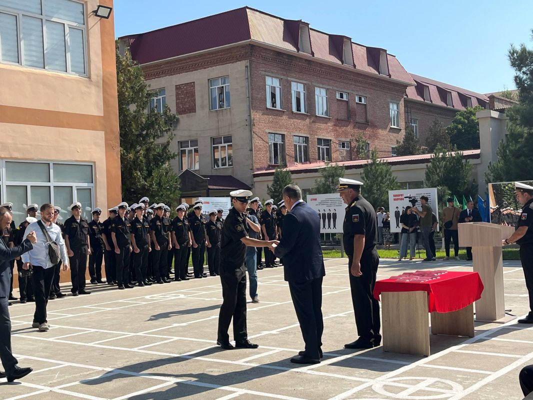 Федор Щукин вручил военные билеты выпускникам Военного центра при ДГТУ Федор Щукин вручил военные билеты выпускникам Военного центра при ДГТУ