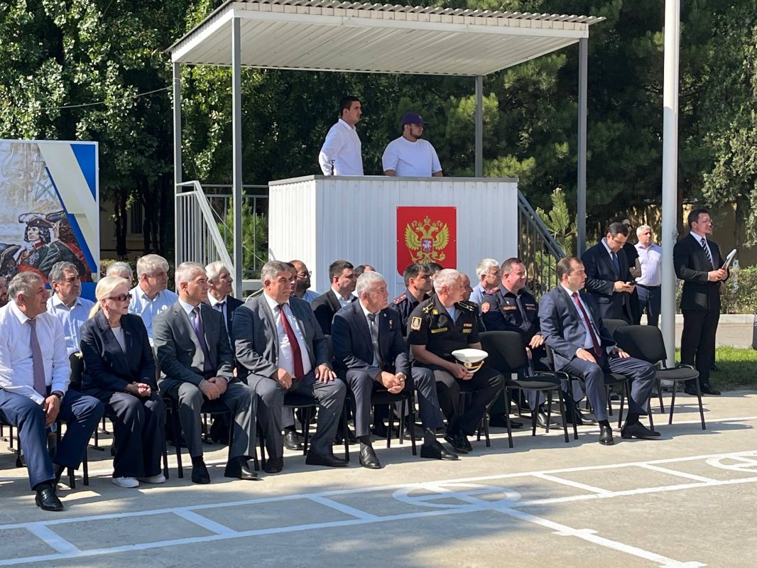 Федор Щукин вручил военные билеты выпускникам Военного центра при ДГТУ Федор Щукин вручил военные билеты выпускникам Военного центра при ДГТУ