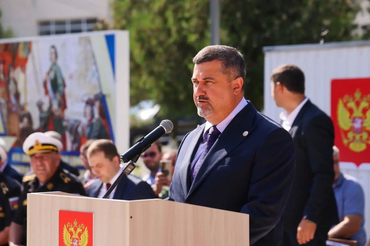 Фёдор Щукин вручил военные билеты выпускникам Военного учебного центра при ДГТУ Фёдор Щукин вручил военные билеты выпускникам Военного учебного центра при ДГТУ