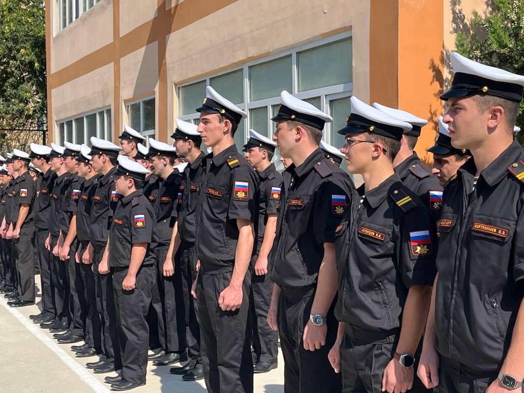 Федор Щукин вручил военные билеты выпускникам Военного центра при ДГТУ Федор Щукин вручил военные билеты выпускникам Военного центра при ДГТУ