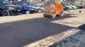 Ремонтные бригады продолжают устранять повреждения дорожного покрытия на дублёре проспекта Акушинского