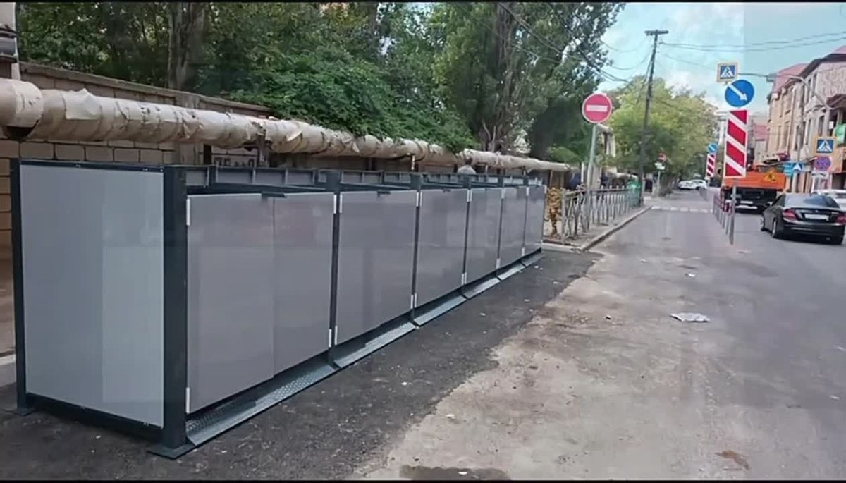 В Махачкале по поручению мэра столицы Джамбулата Салавова продолжается установка новых современных евроконтейнеров