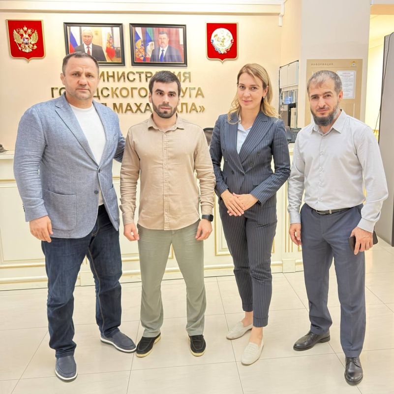 Эмилия Шахабутиновна: Сегодня встретились с победителем Кубка мира по пара-самбо Шамилём Исаевым и его тренером Саидом Шахмановым Эмилия Шахабутиновна: Сегодня встретились с победителем Кубка мира по пара-самбо Шамилём Исаевым и его тренером Саидом Шахмановым