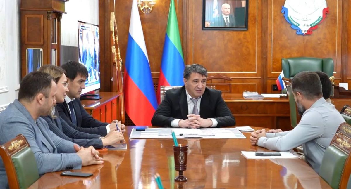 Эмилия Шахабутиновна: Сегодня встретились с победителем Кубка мира по пара-самбо Шамилём Исаевым и его тренером Саидом Шахмановым Эмилия Шахабутиновна: Сегодня встретились с победителем Кубка мира по пара-самбо Шамилём Исаевым и его тренером Саидом Шахмановым