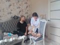 Медработник центра соцобслуживания Минтруда Дагестана в Дербенте помогает ветерану СВО на дому