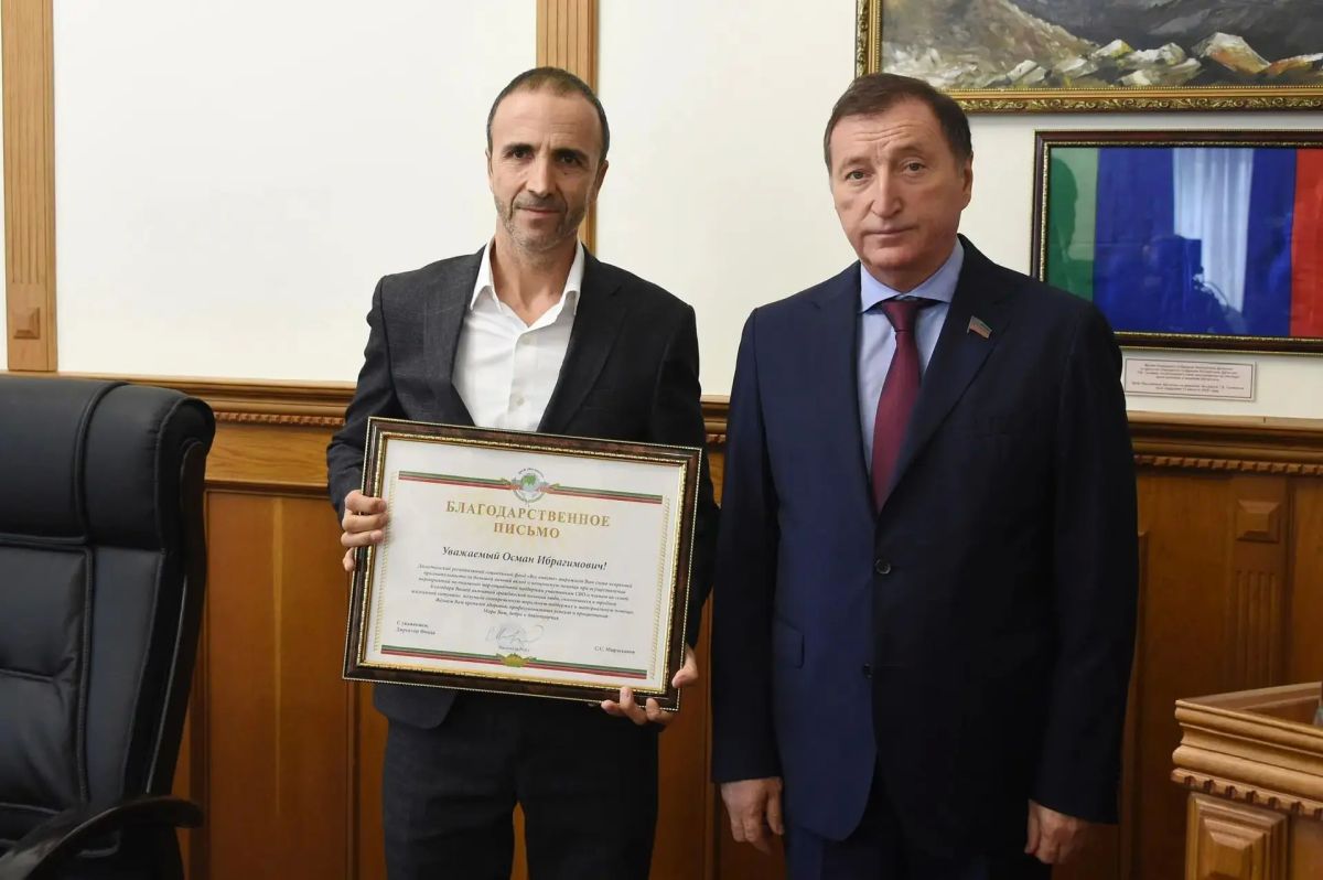На заседании президиума Народного Собрания Дагестана спикер Заур Аскендеров вручил госнаграды работникам аппарата и депутатам На заседании президиума Народного Собрания Дагестана спикер Заур Аскендеров вручил госнаграды работникам аппарата и депутатам