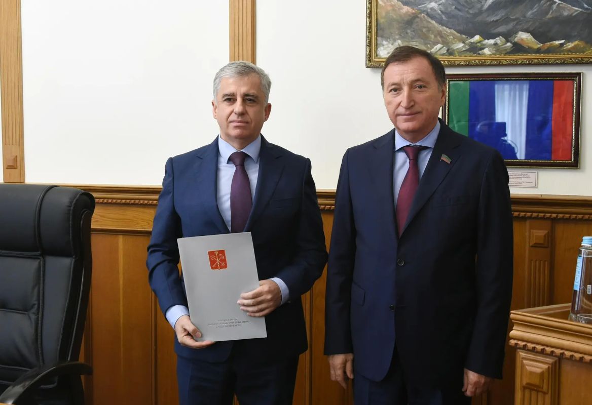 В рамках заседания Президиума Народного Собрания РД состоялась торжественной церемонии награждения В рамках заседания Президиума Народного Собрания РД состоялась торжественной церемонии награждения