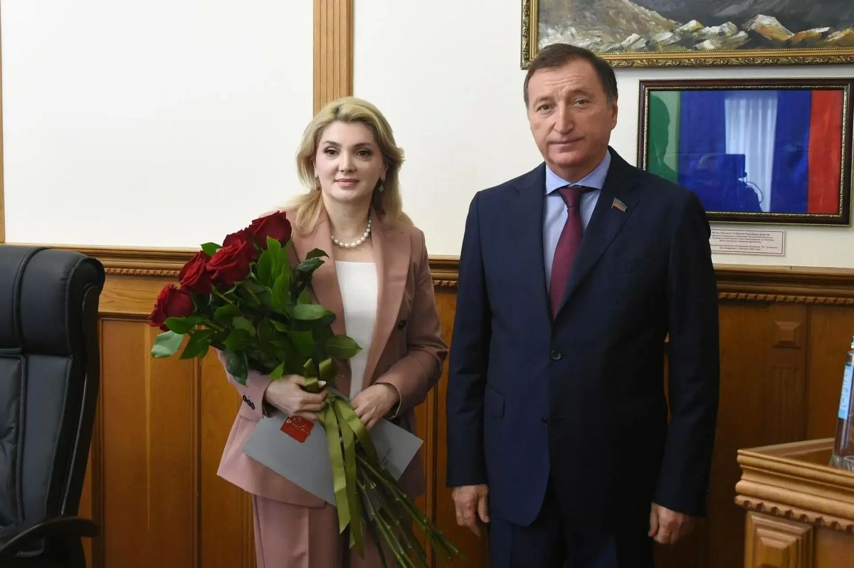 На заседании президиума Народного Собрания Дагестана спикер Заур Аскендеров вручил госнаграды работникам аппарата и депутатам На заседании президиума Народного Собрания Дагестана спикер Заур Аскендеров вручил госнаграды работникам аппарата и депутатам