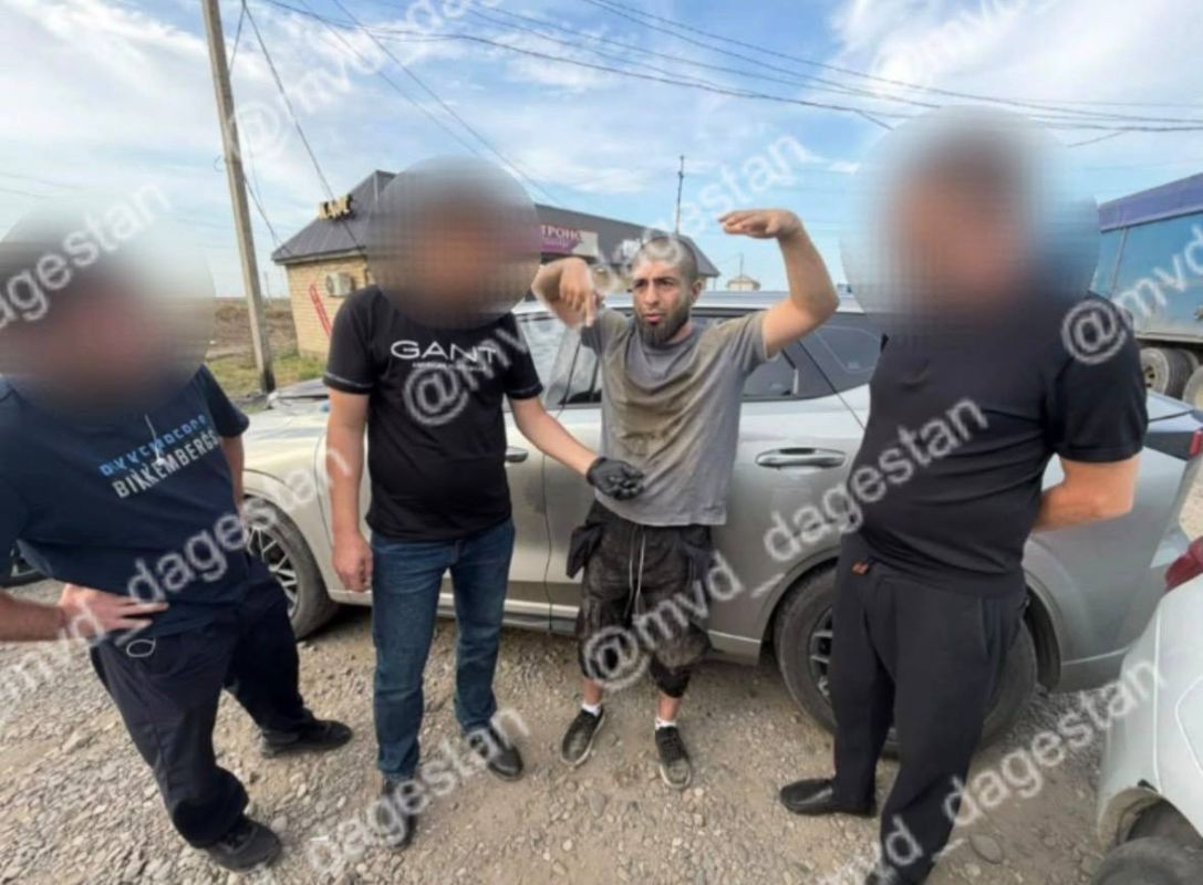 Полицейские изъяли партию синтетического наркотика у троих жителей Кизилюрта