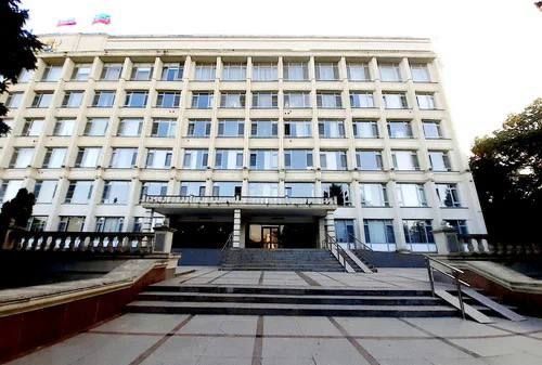 Бывшего руководителя аппарата мэрии Махачкалы заочно приговорили к 8 годам 6 месяцам колонии общего режима и штрафу в 850 тыс