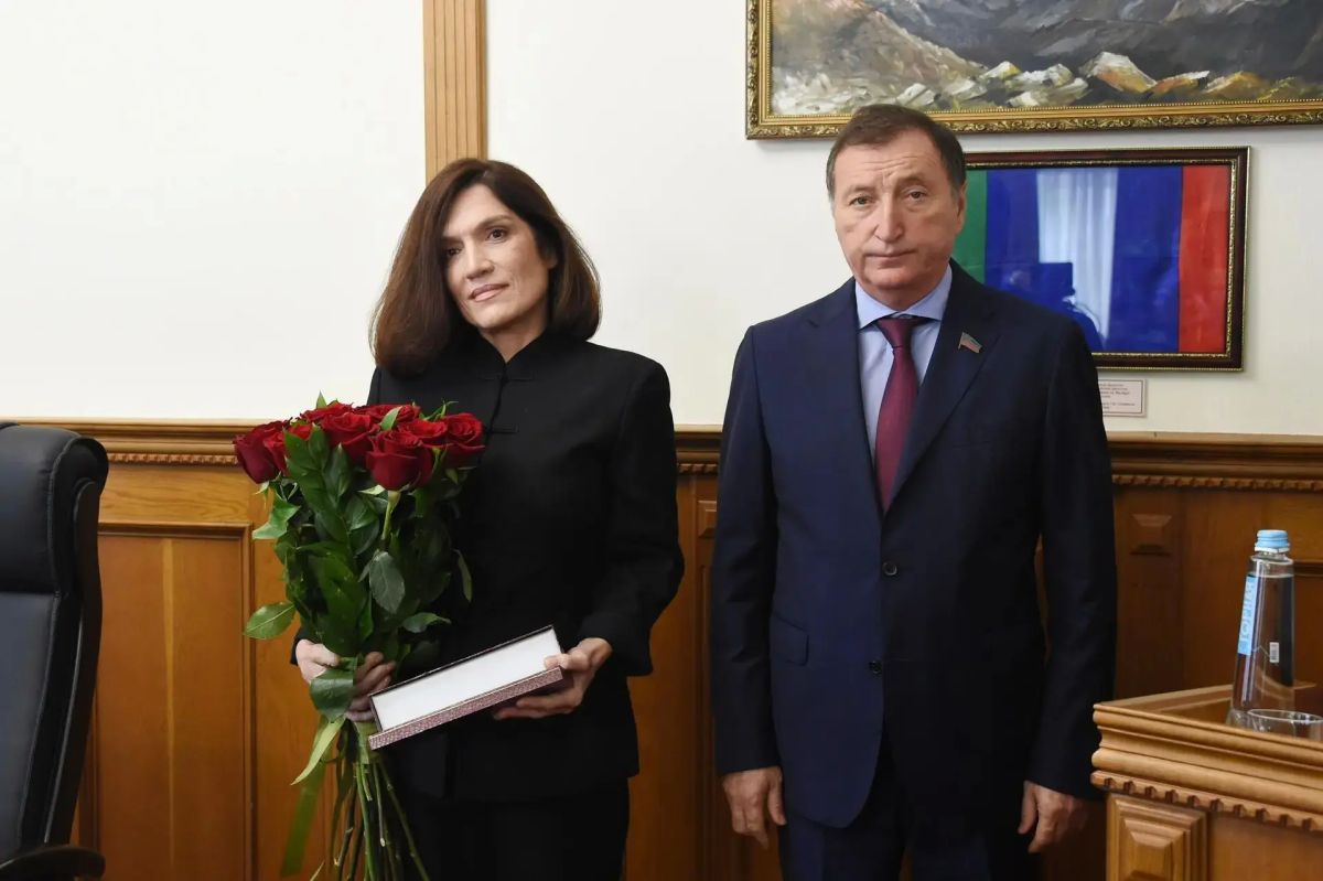 На заседании президиума Народного Собрания Дагестана спикер Заур Аскендеров вручил госнаграды работникам аппарата и депутатам На заседании президиума Народного Собрания Дагестана спикер Заур Аскендеров вручил госнаграды работникам аппарата и депутатам