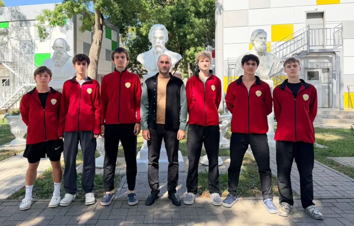 На всероссийском этапе «Президентских спортивных игр», который прошёл в детском центре «Смена», команда Дагестана, сформированная на базе школы №19 имени Щедрина города Дербента, выступила достойно и вернулась с целым рядом...
