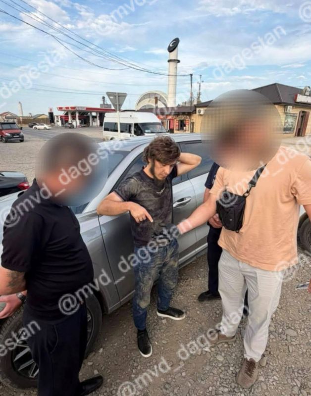 Полицейские изъяли партию синтетического наркотика у троих жителей Кизилюрта Полицейские изъяли партию синтетического наркотика у троих жителей Кизилюрта