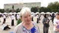 Наталья Свенцицкая. пришла на флешмоб поддержать внучку, но вскоре и сама присоединилась к участникам — показала, как правильно прыгать со скакалкой