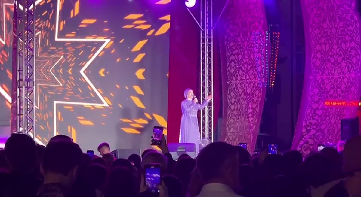 Гала-концерт «С днём рождения, Махачкала!» продолжается на центральной площади столицы