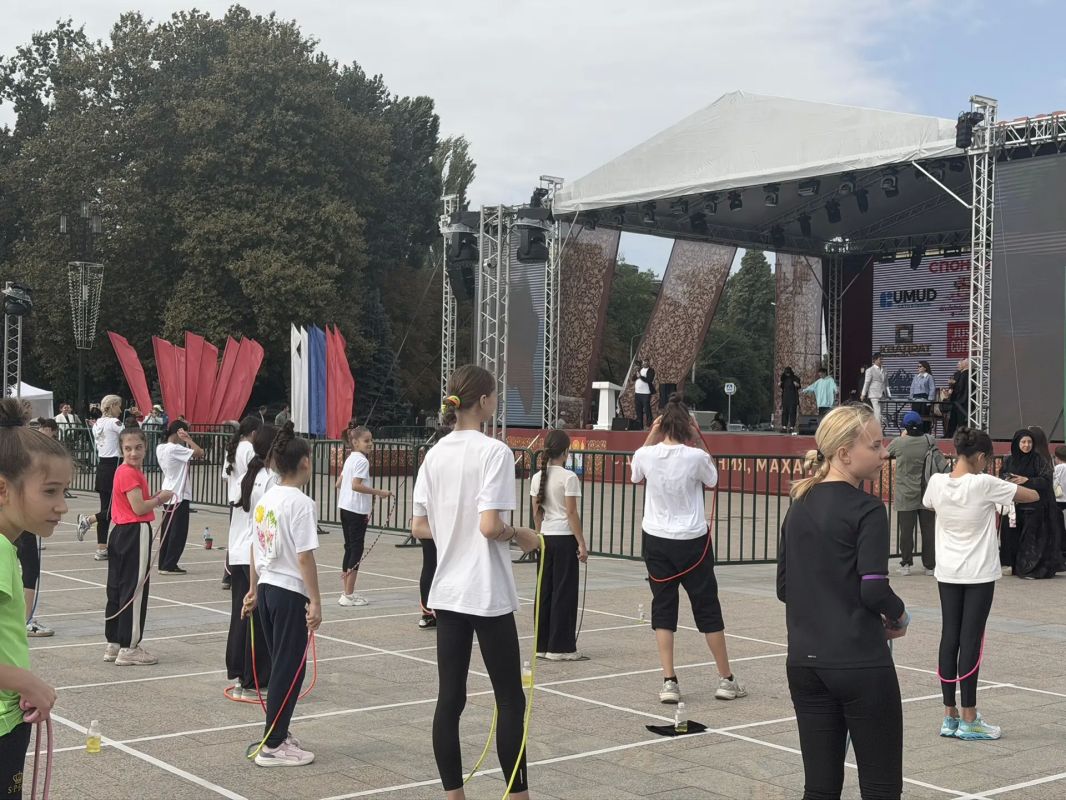 Главное спортивное событие Дня города Махачкалы стартует в эти минуты на площади имени В.Ленина Главное спортивное событие Дня города Махачкалы стартует в эти минуты на площади имени В.Ленина