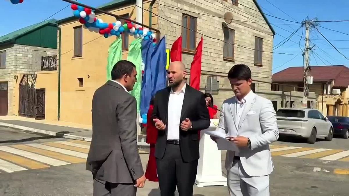 Считанные минуты остались до церемонии торжественного открытия ул. Шейха Ас-Сугури