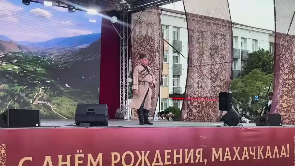 На центральной площади Махачкалы сегодня царит атмосфера настоящего праздника — здесь стартовали торжественные мероприятия, приуроченные к 169-летию со дня основания столицы Дагестана