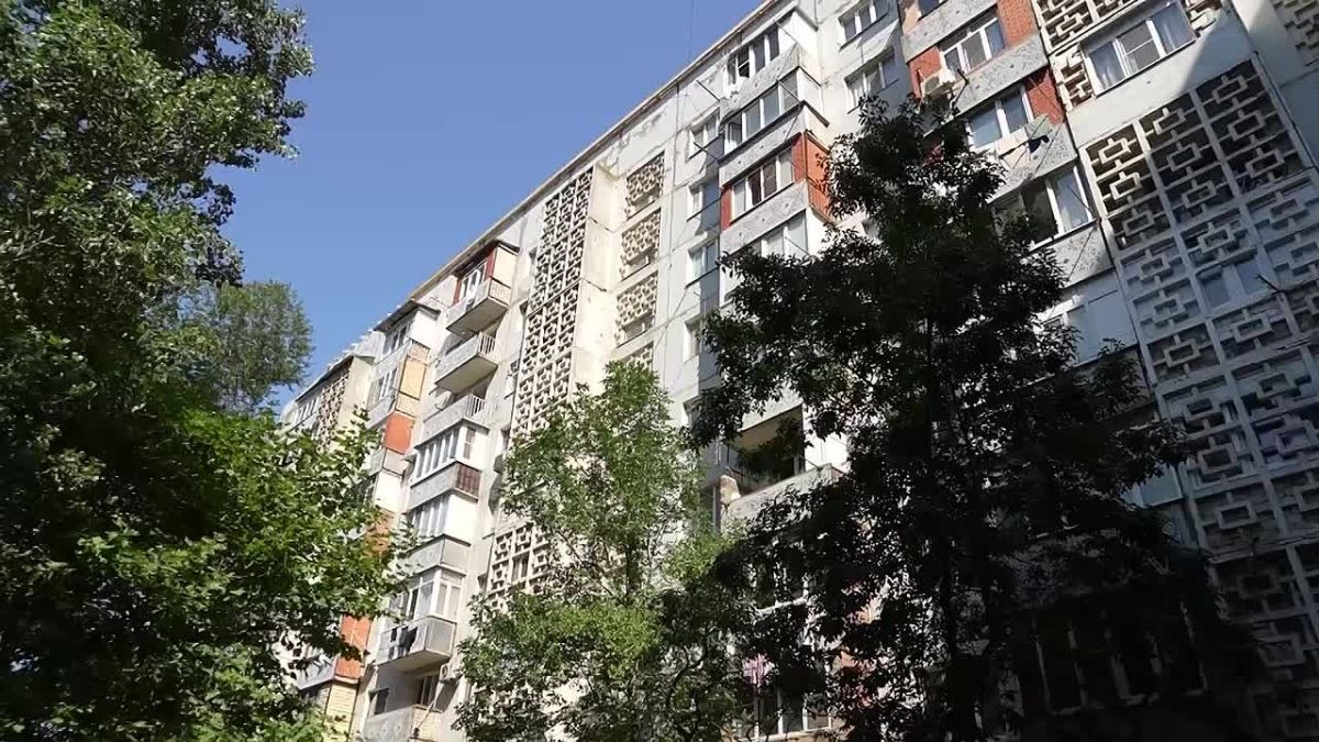 В многоквартирном девятиэтажном доме на ул. Ушакова, 5, началась замена крыши