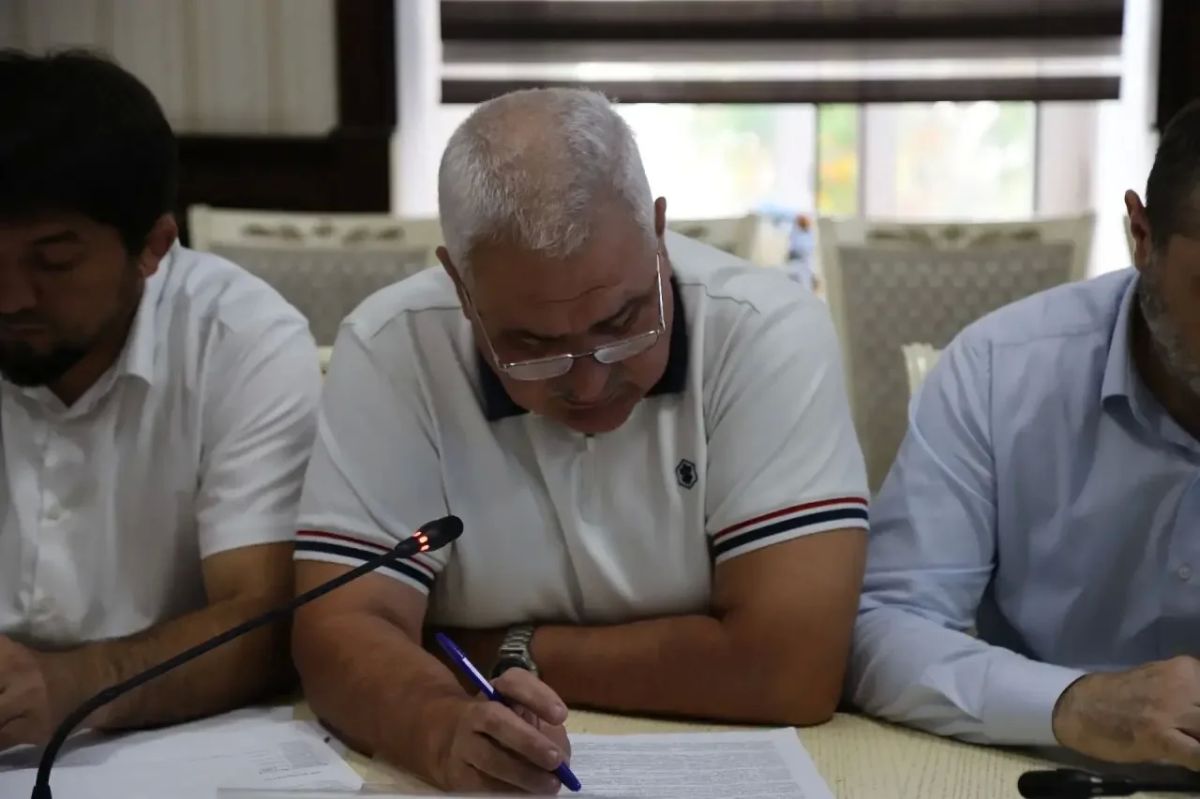 В ходе аппаратного совещания руководитель Управления городского хозяйства Руфет Алиев доложил о ходе реализации программ по благоустройству общественных пространств и капитальному ремонту городских улиц